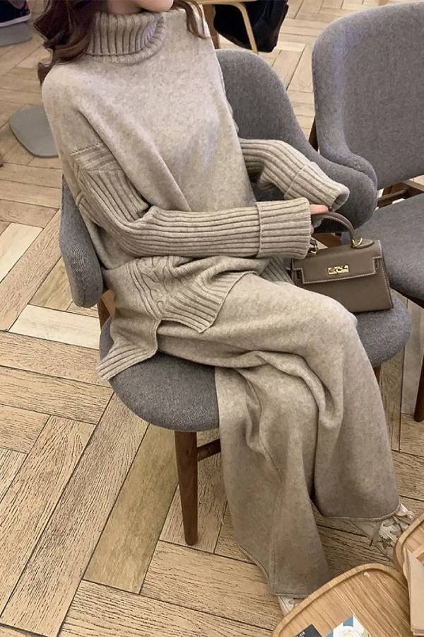 Verónica® | Turtleneck size split sweater suits