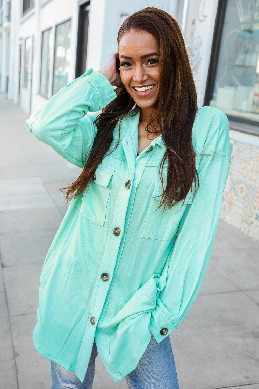 Penélope® | Combine a mint green cropped long shirt top with a button-down collar