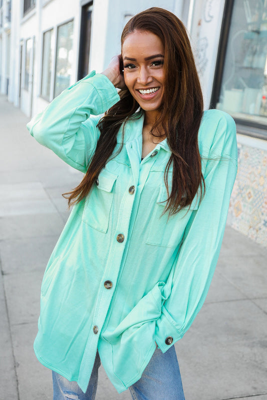 Penélope® | Combine a mint green cropped long shirt top with a button-down collar