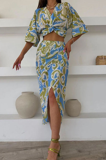 Pilar® | Sexy casual holiday two-piece suit with floral print, slit, V-neck and half sleeves