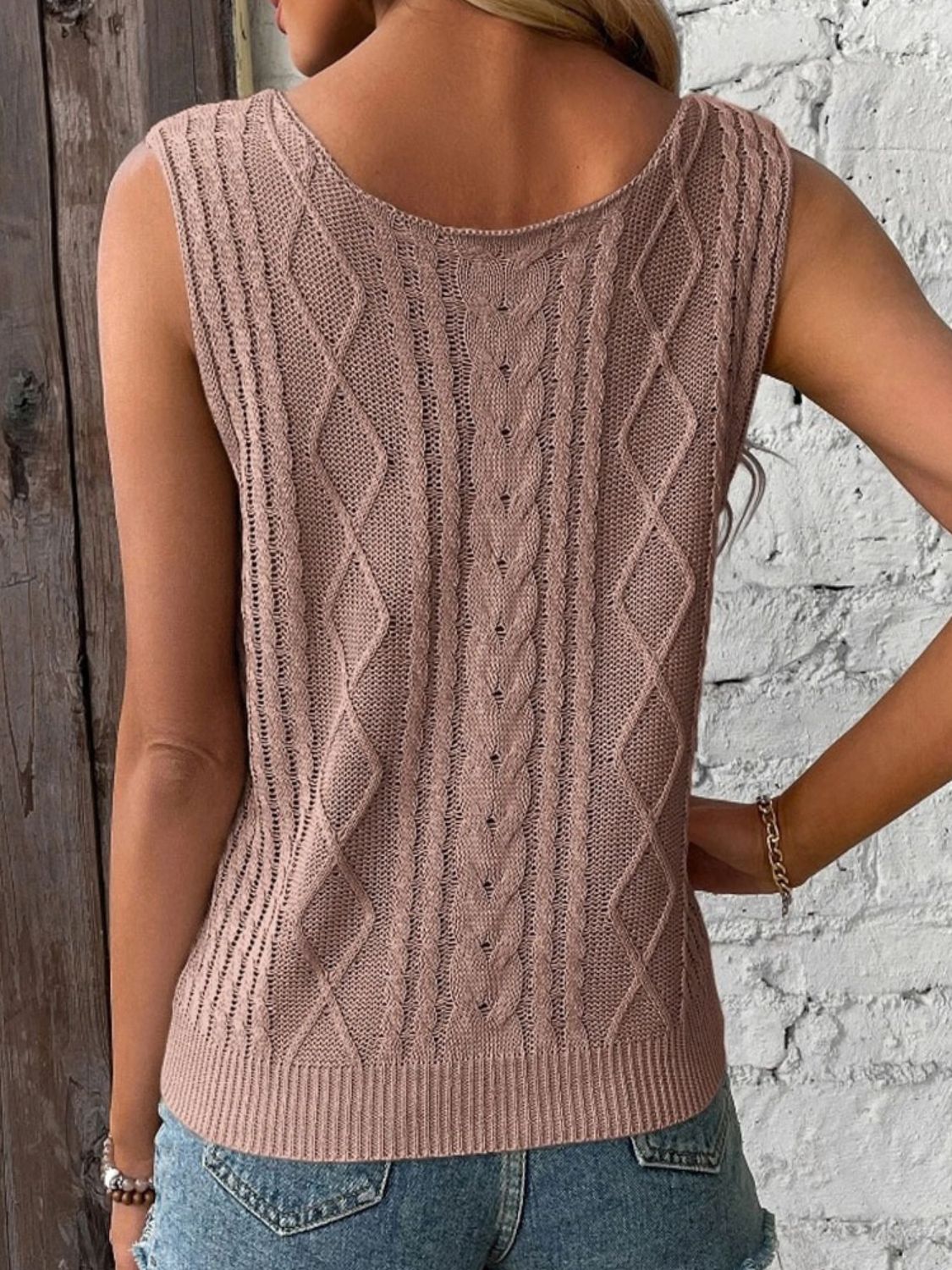 Penélope® | Cable knit V-neck sweater vest