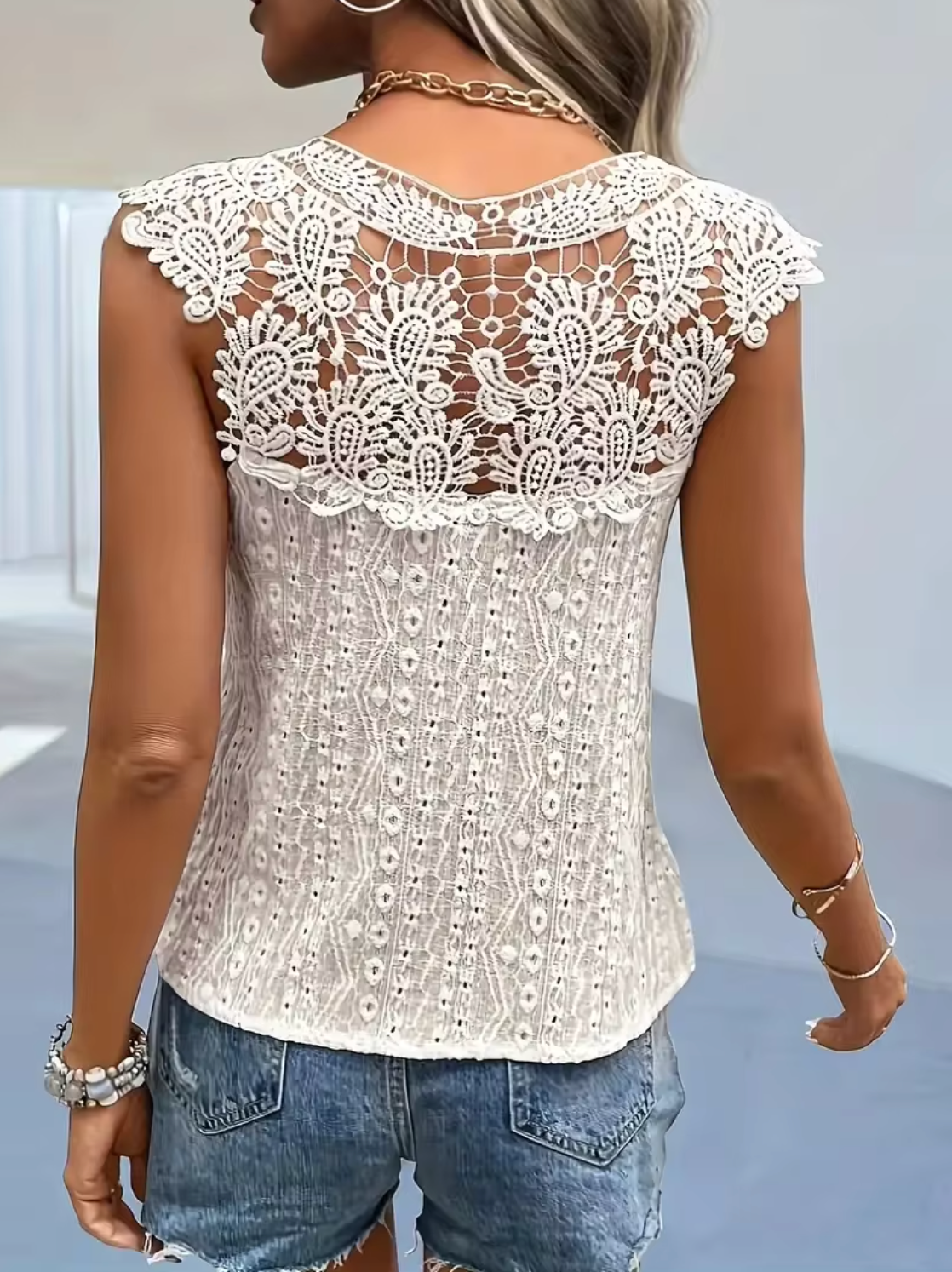 Xanthe® | Sleeveless lace top with V-neck