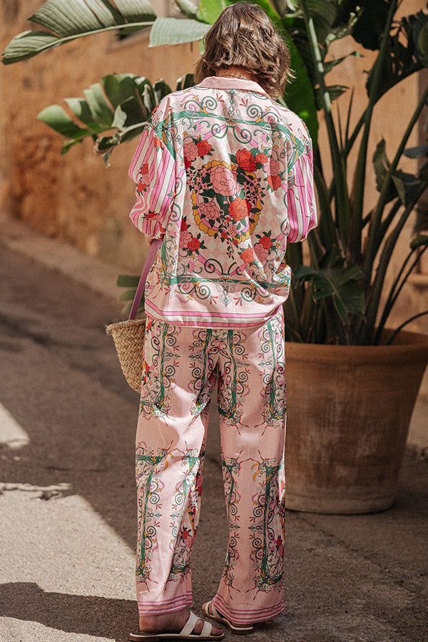 Yvonne® | Set consisting of a loose blouse with a floral charm and a unique print and trousers with an elastic waistband and pockets