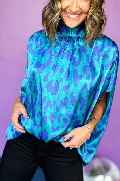 Zenaida® | Blue loose blouse with stand-up collar and batwing sleeves in leopard print