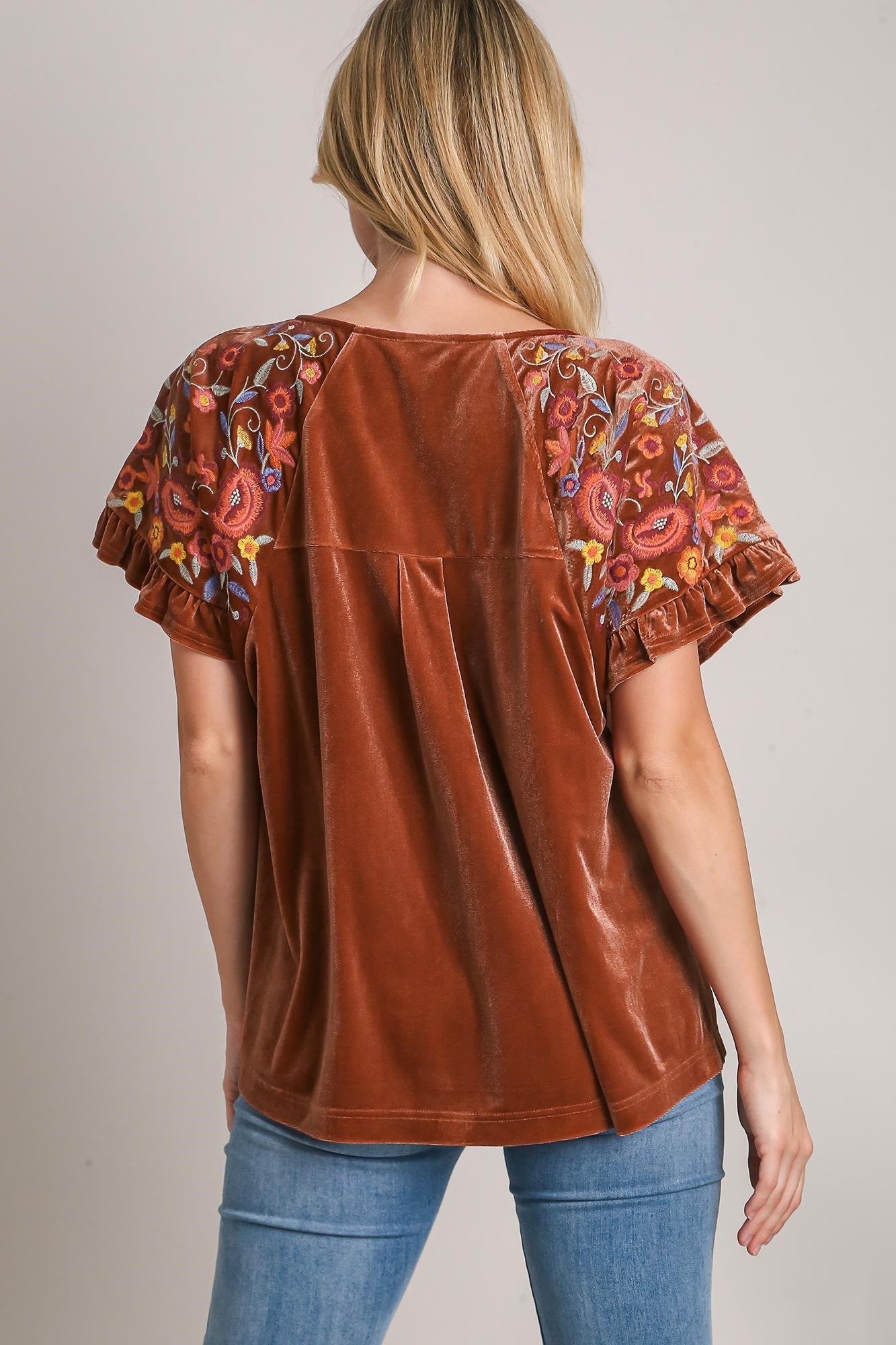 Yoselin® | Short-sleeved velvet blouse with embroidery