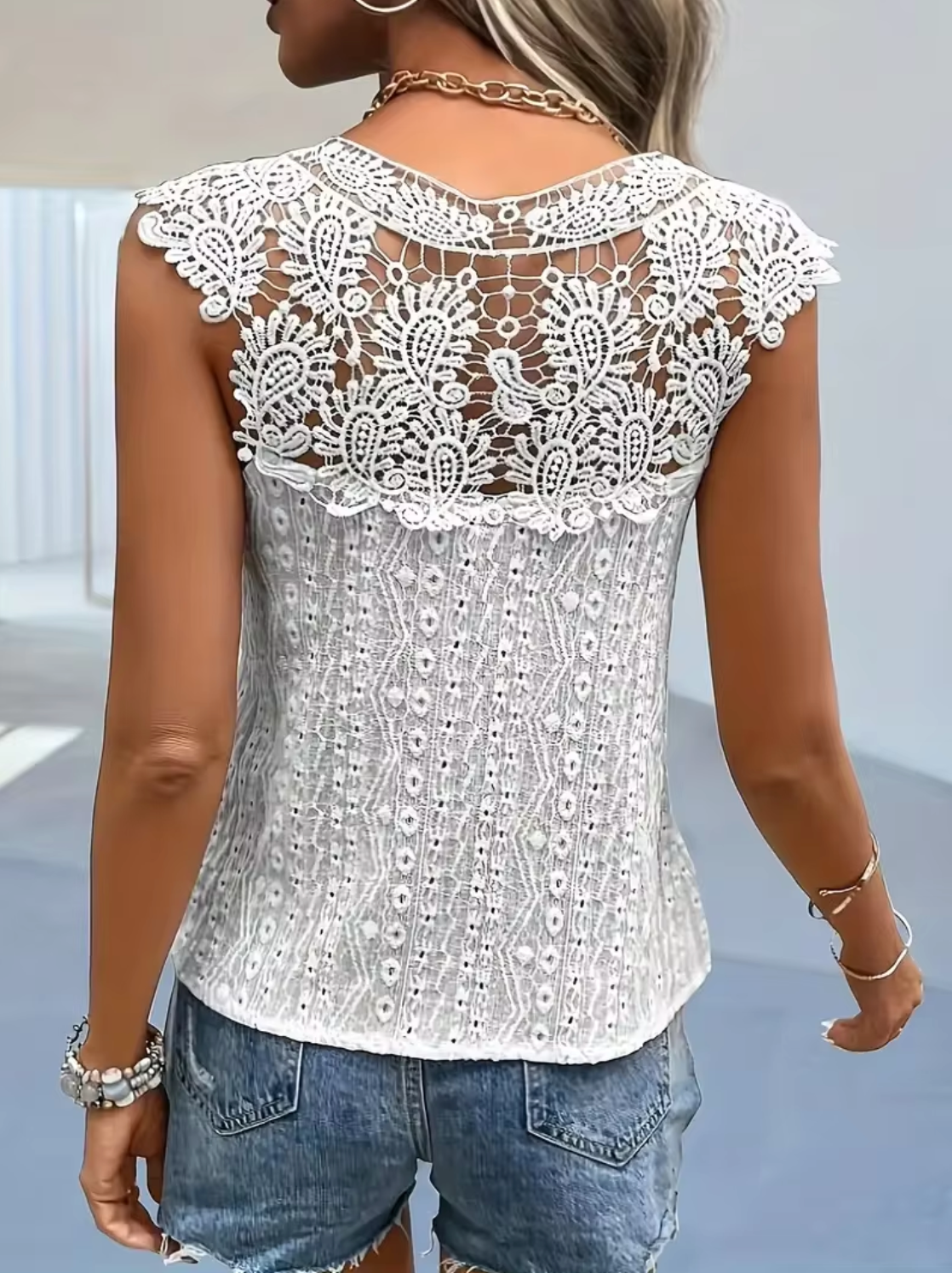 Xanthe® | Sleeveless lace top with V-neck