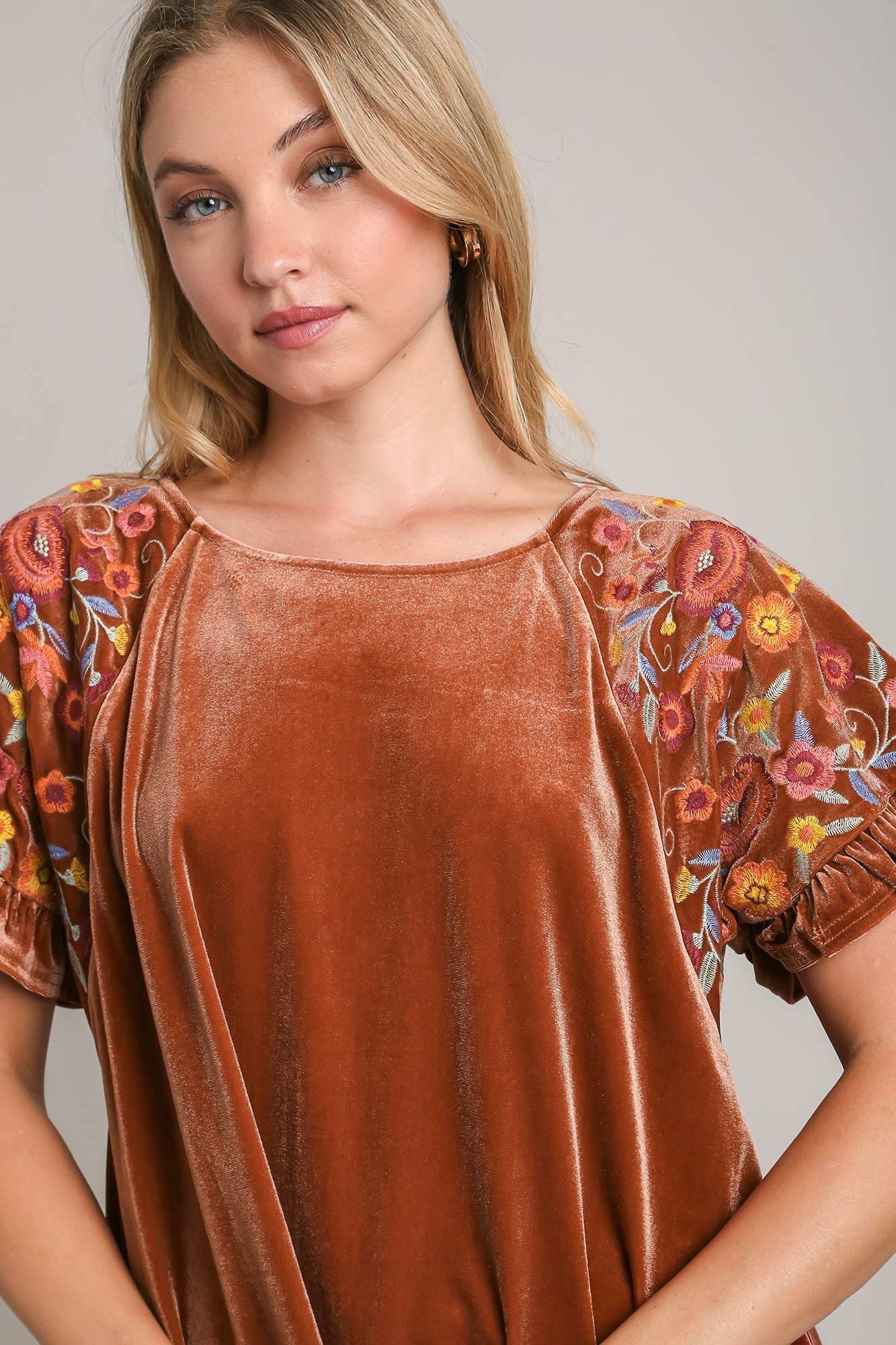 Yoselin® | Short-sleeved velvet blouse with embroidery