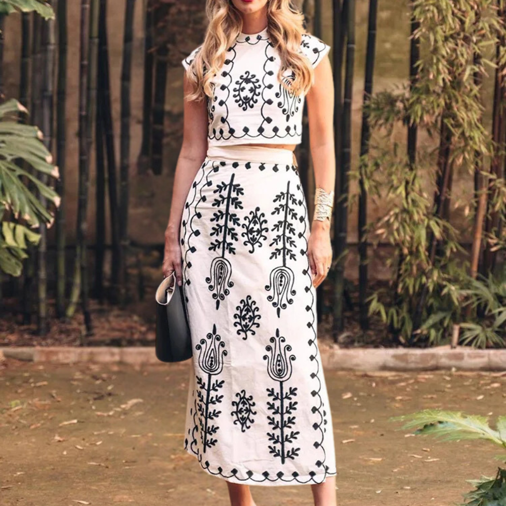 Amelia® | Trendy 2-piece set for women with a stylized print