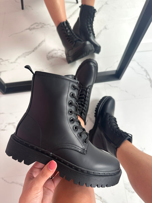 Teresa® | black boots