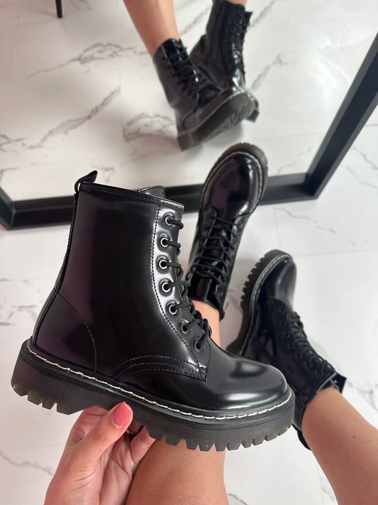 Susana® | Shiny black boots