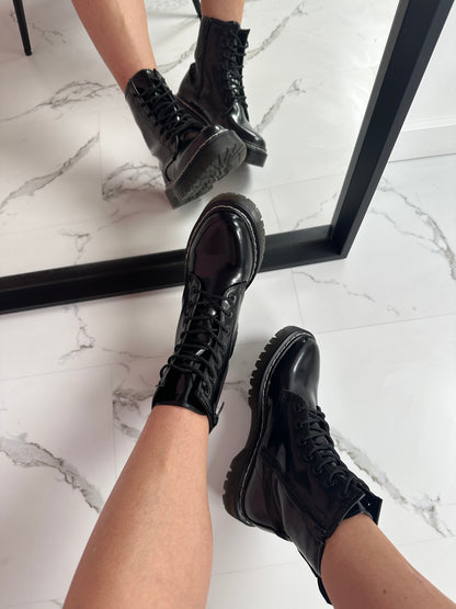 Susana® | Shiny black boots