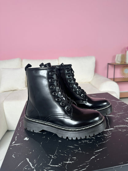 Susana® | Shiny black boots