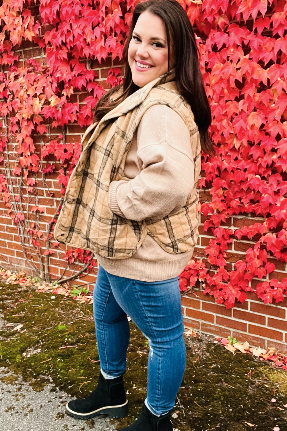 Yolaina® | Taupe-colored, checked, padded quilted vest with snap fasteners