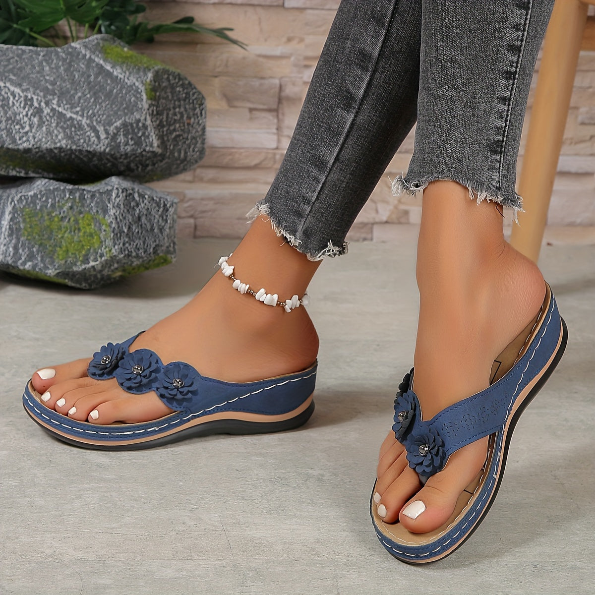 Trudy® | Elegant and comfortable sandals with floral straps