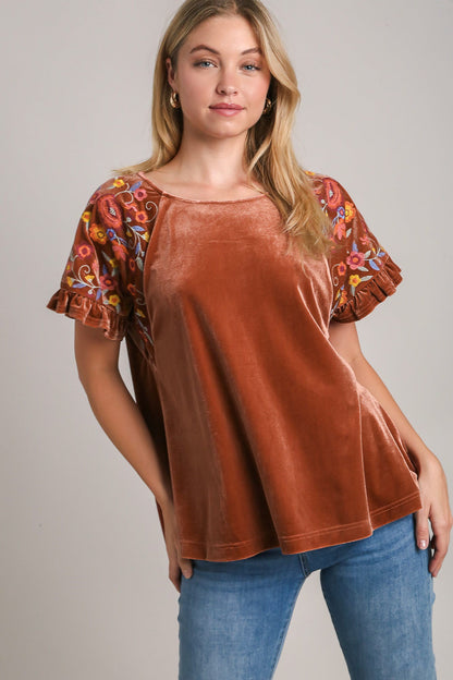 Yoselin® | Short-sleeved velvet blouse with embroidery