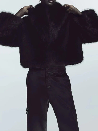 Alicia® | Stay chic and cozy with our cropped faux fur jacket for spring and winter